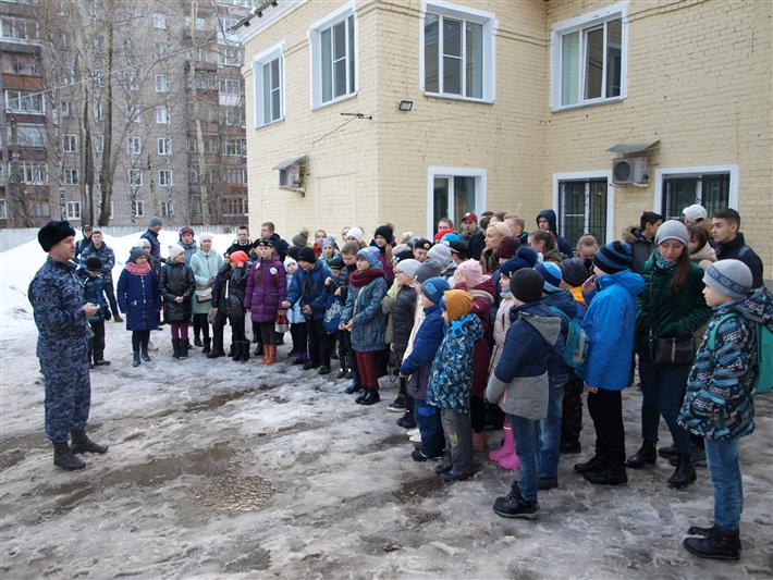 В Кирове юнармейцы познакомились со спецификой службы в Росгвардии