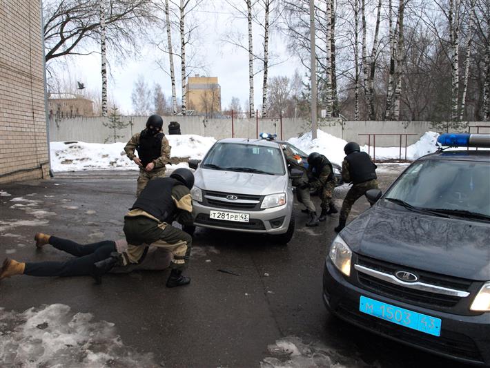 В Кирове юнармейцы познакомились со спецификой службы в Росгвардии