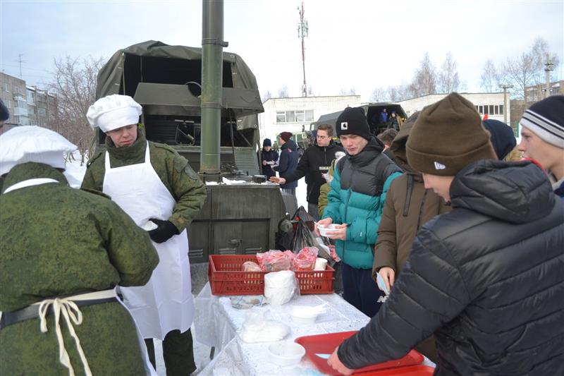 Педагоги и курсанты Пермского военного института Росгвардии приняли участие в проведении военно-спортивного праздника для школьников