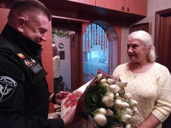 Командир  тверского ОМОН поздравил с юбилеем  мать  погибшего сотрудника