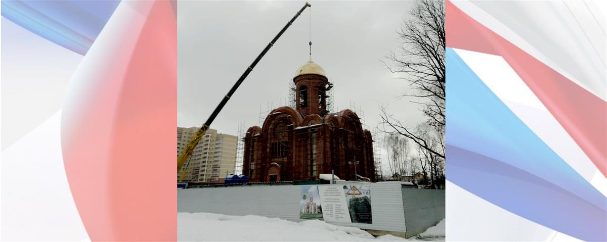 На строящийся главный храм Росгвардии установлен купол (видео)