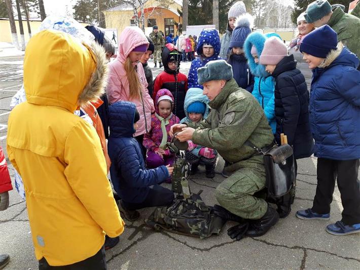 Накануне Дня Росгвардии военнослужащие ведомства провели для ангарских школьников День открытых дверей