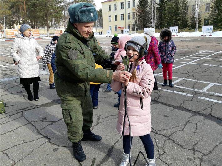 Накануне Дня Росгвардии военнослужащие ведомства провели для ангарских школьников День открытых дверей