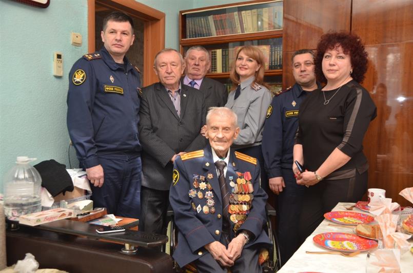 Хабаровские росгвардейцы поздравили ветерана вневедомственной охраны с 99-летием 