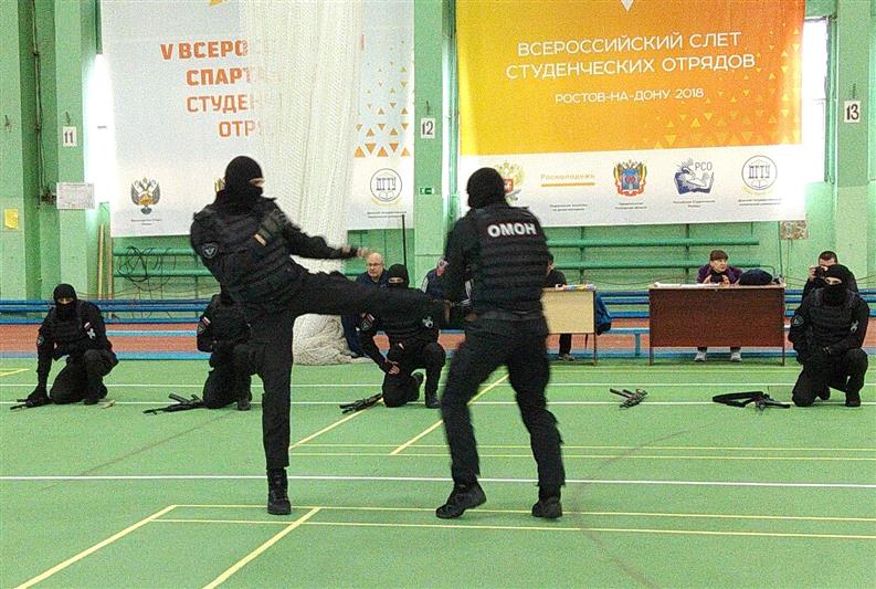 В преддверии Дня Росгвардии бойцы ростовского ОМОН провели показательное занятие для участников регионального конкурса дружинников