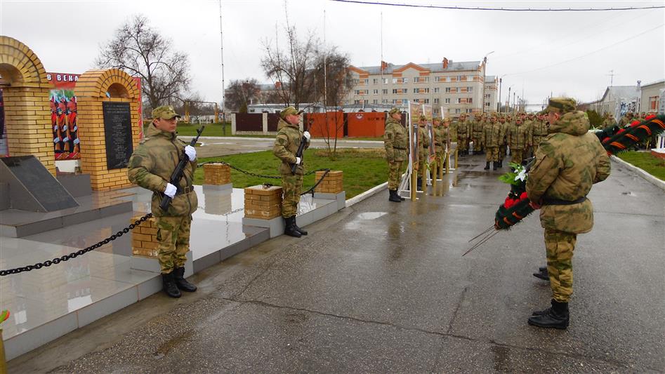 В преддверии Дня Росгвардии военнослужащие артиллерийского полка грозненского соединения почтили память погибших товарищей