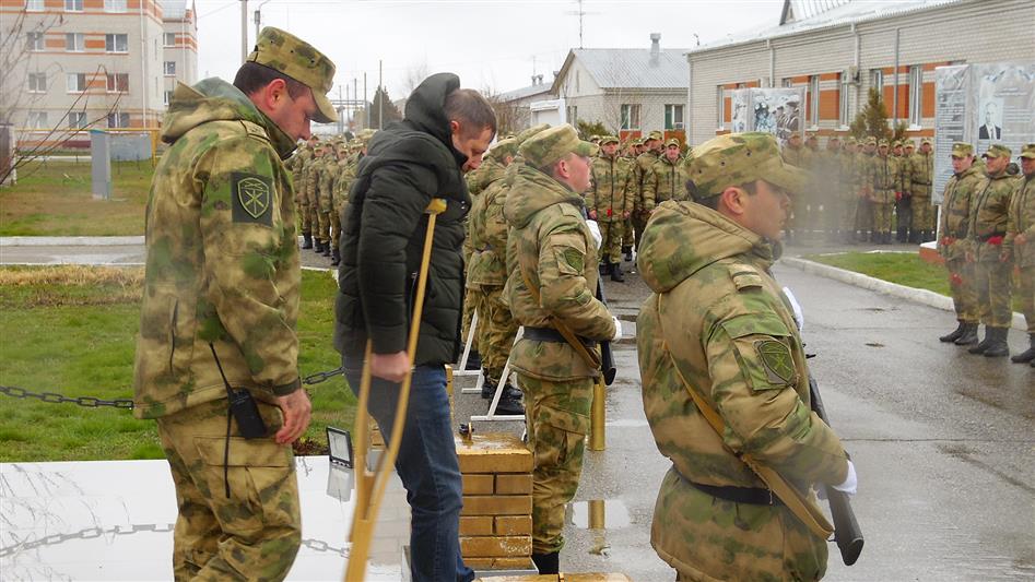 В преддверии Дня Росгвардии военнослужащие артиллерийского полка грозненского соединения почтили память погибших товарищей