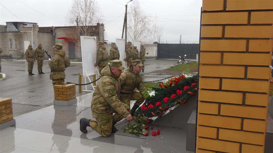 В преддверии Дня Росгвардии военнослужащие артиллерийского полка грозненского соединения почтили память погибших товарищей