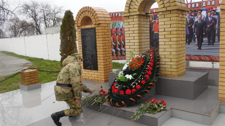 В преддверии Дня Росгвардии военнослужащие артиллерийского полка грозненского соединения почтили память погибших товарищей