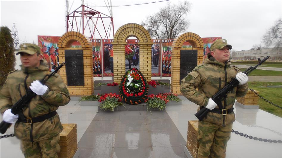 В преддверии Дня Росгвардии военнослужащие артиллерийского полка грозненского соединения почтили память погибших товарищей