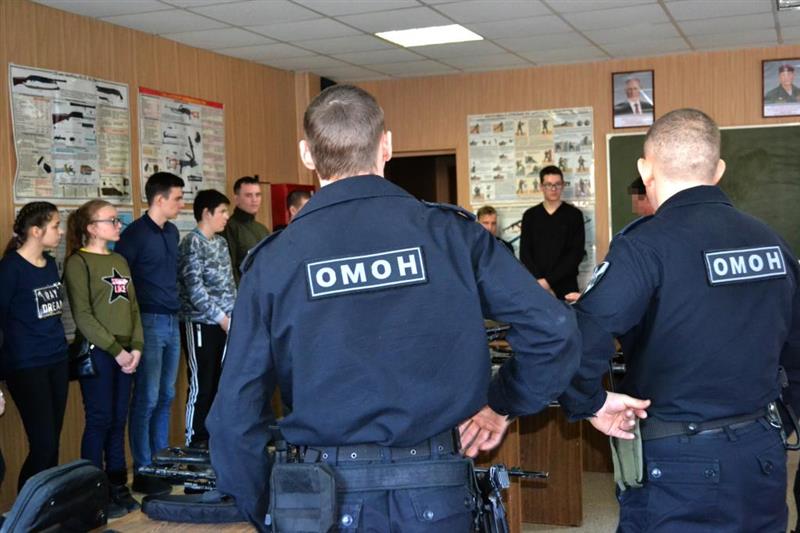 Ученики каширинской средней школы побывали в гостях у бойцов ОМОН «Скиф» 