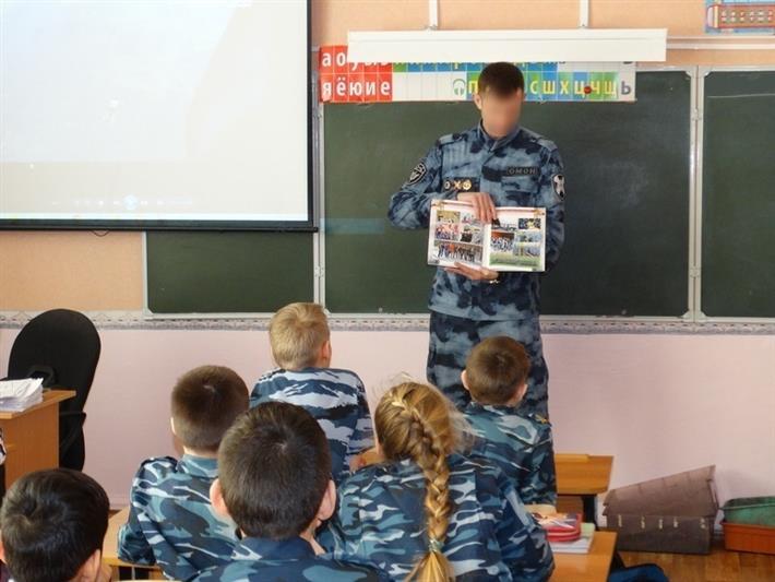 Заместитель командира барнаульского ОМОН рассказал воспитанникам военно-патриотического клуба о своем подразделении