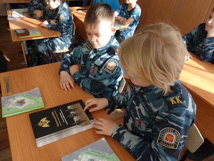Заместитель командира барнаульского ОМОН рассказал воспитанникам военно-патриотического клуба о своем подразделении