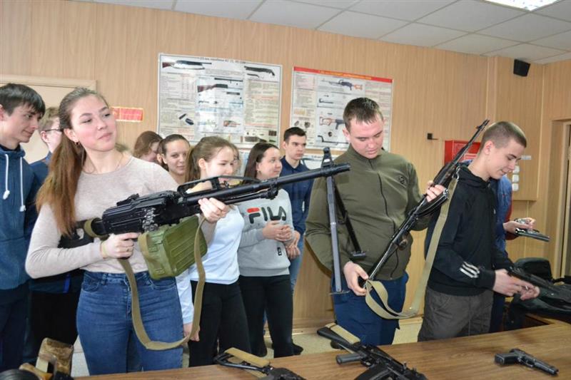Ученики каширинской средней школы побывали в гостях у бойцов ОМОН «Скиф» 