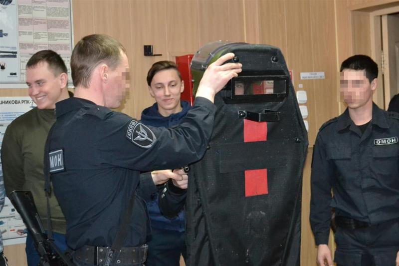 Ученики каширинской средней школы побывали в гостях у бойцов ОМОН «Скиф» 