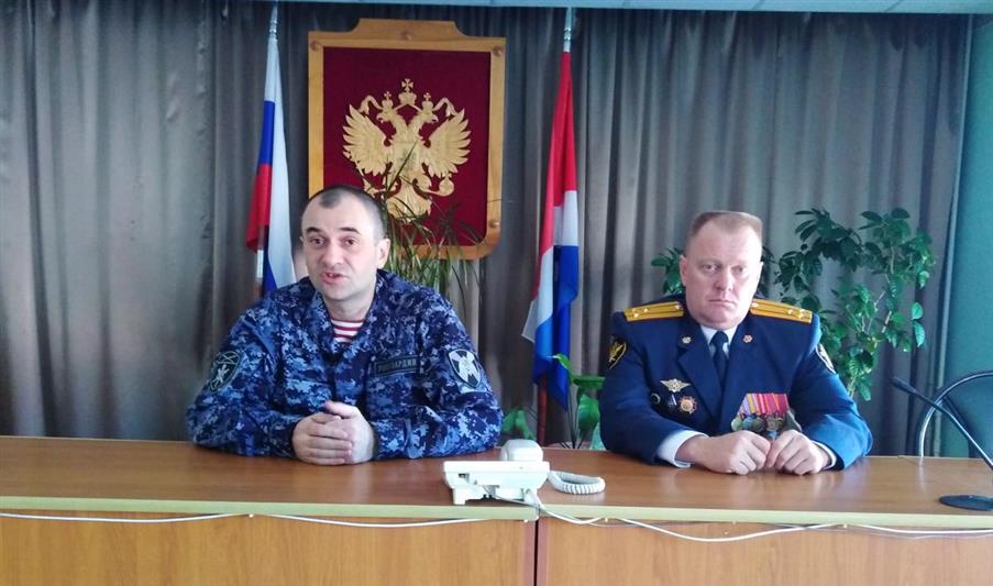 Начальник приморского центра ЛРР поздравил сотрудников уголовно-исполнительной системы с профессиональным праздником и проконсультировал их по вопросам оборота оружия 