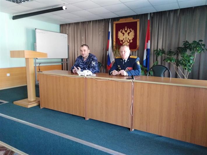Начальник приморского центра ЛРР поздравил сотрудников уголовно-исполнительной системы с профессиональным праздником и проконсультировал их по вопросам оборота оружия