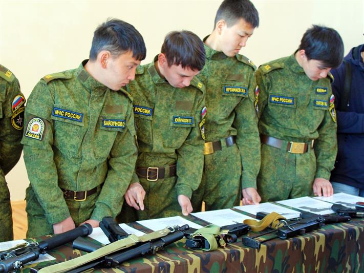В преддверии Дня войск национальной гвардии сотрудники Росгвардии провели патриотическое занятие с горноалтайскими школьниками
