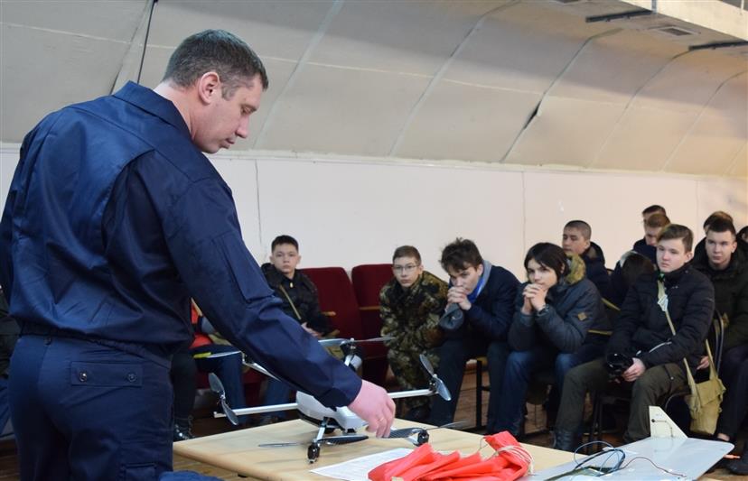 В Тюмени сотрудники Росгвардии провели профориентационные мероприятия для допризывной молодежи