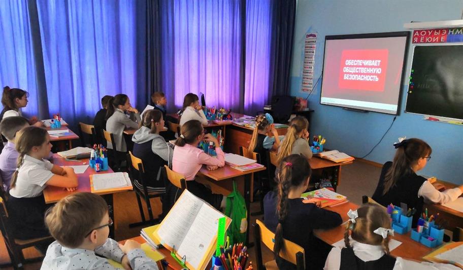 В общеобразовательных учреждениях Югры проходят уроки мужества по случаю наступающего Дня Росгвардии 