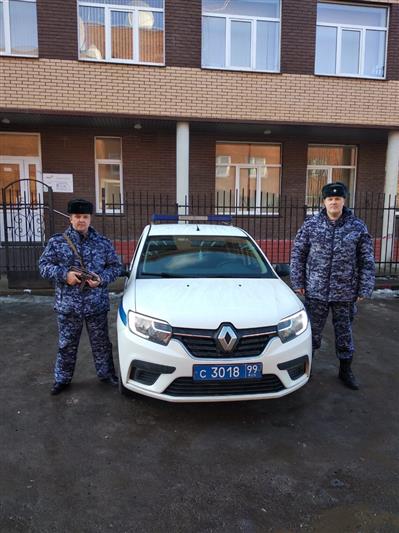 Московские росгвардейцы потушили пожар в частном коттедже