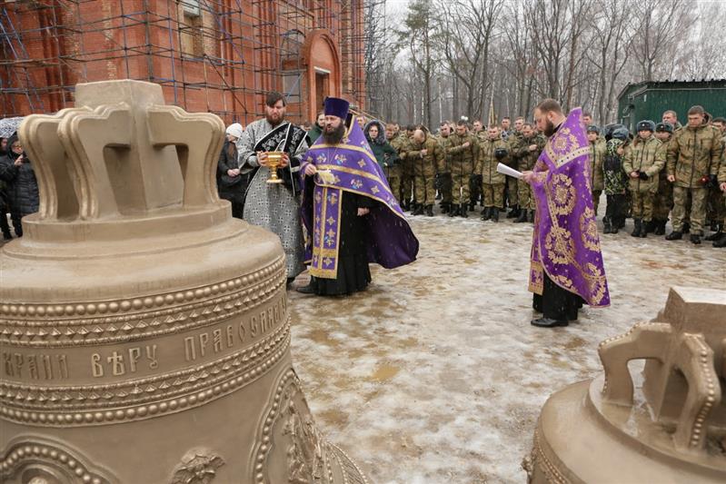 На звонницу главного храма Росгвардии установили 14 освященных колоколов (фото, видео)
