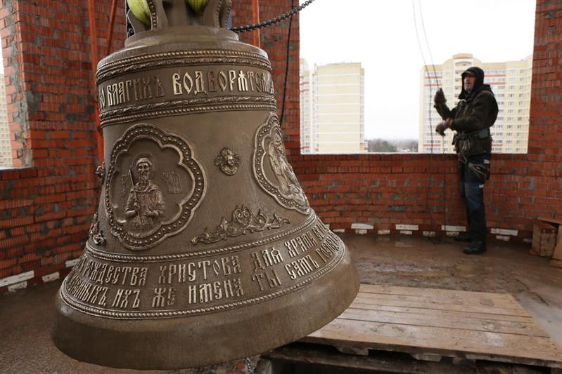 На звонницу главного храма Росгвардии установили 14 освященных колоколов (фото, видео)