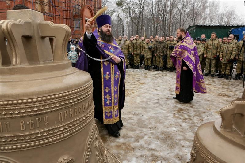 На звонницу главного храма Росгвардии установили 14 освященных колоколов (фото, видео)