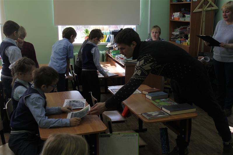  В рамках акции «Город читает детям»  росгвардейцы  Петрозаводска познакомили школьников с историей жанра басни