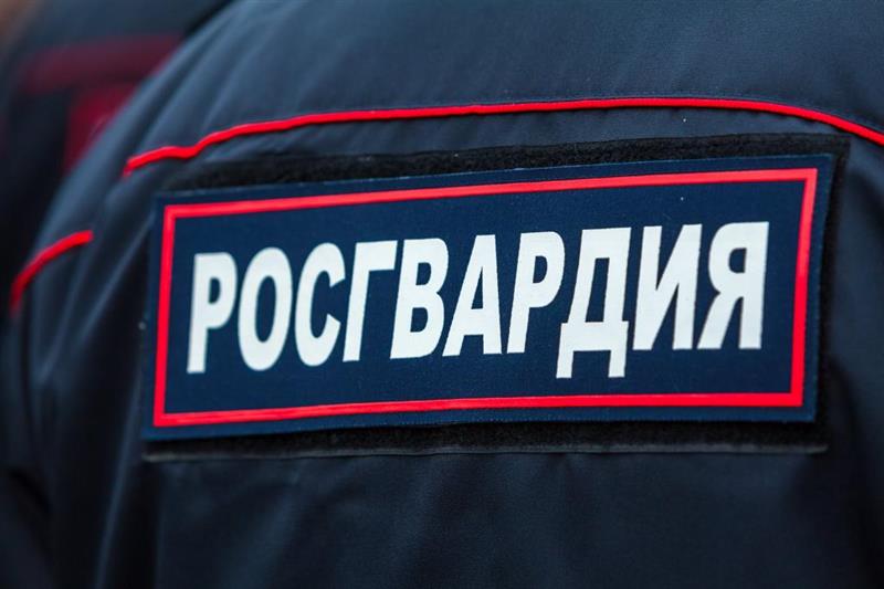 В Амурской области сотрудники вневедомственной охраны обезвредили злоумышленника, угрожавшего врачу скальпелем