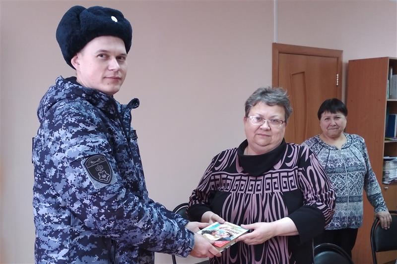 Несколько сотен книг подарили представители Росгвардии библиотекам Рязанской области