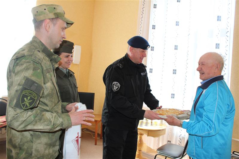 В Курске сотрудники и военнослужащие Росгвардии навестили в госпитале ветерана войск правопорядка – участника Великой Отечественной войны 