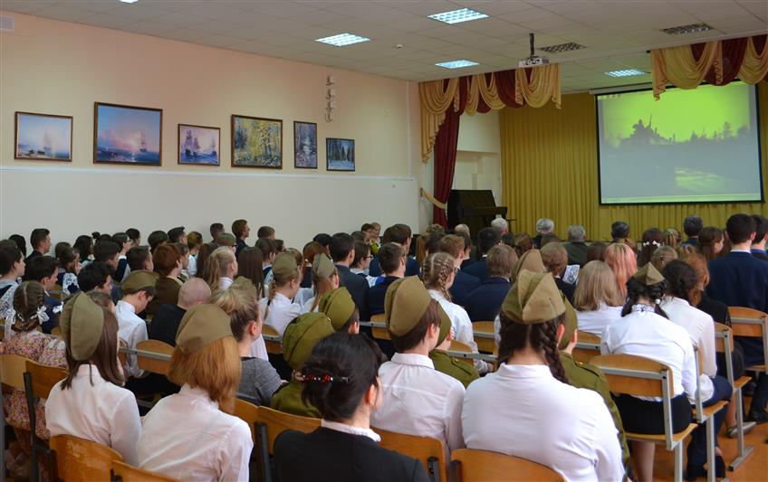 В ходе патриотической акции Росгвардии ульяновские школьники встретились с Героем России