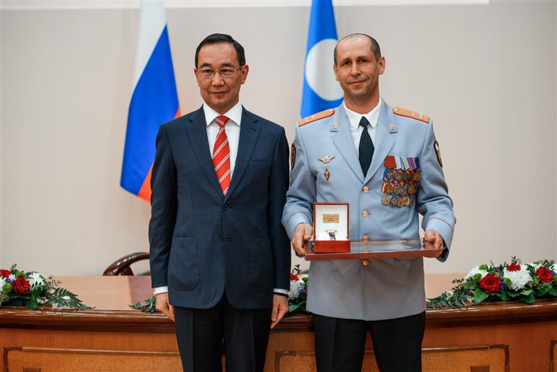 Начальник Управления Росгвардии по Республике Саха (Якутия) и заместитель командира якутского ОМОН удостоены региональных наград 