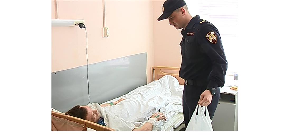 Ярославские росгвардейцы навестили в больнице водителя такси, которого накануне спасли от вооруженного злоумышленника 
