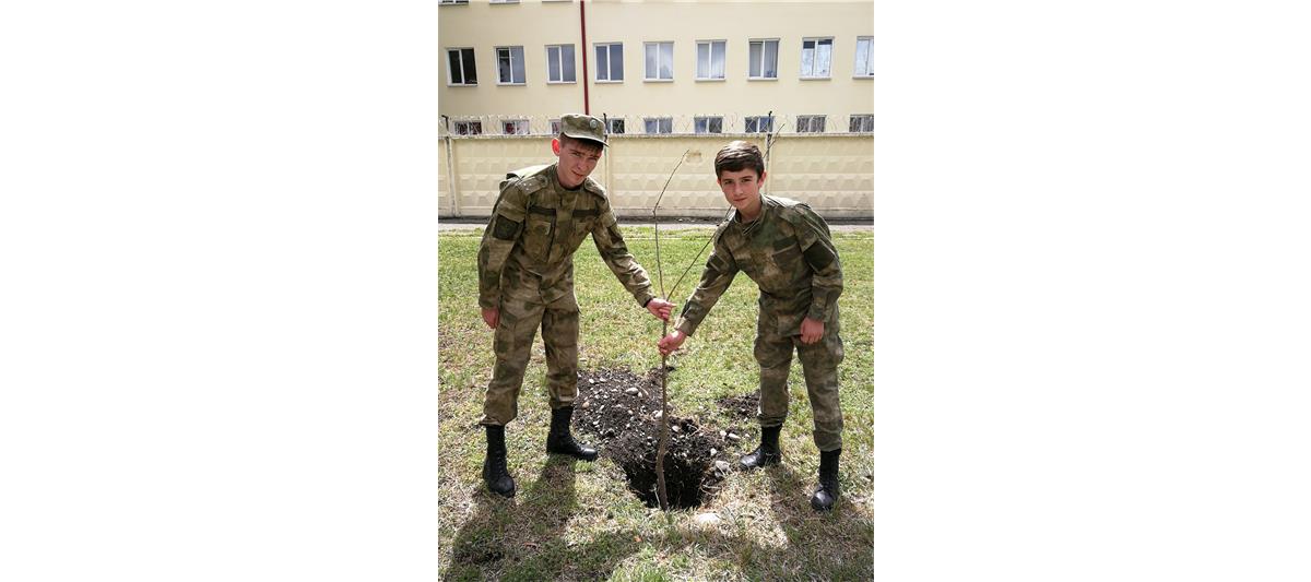 Масштабная акция «Аллея Росгвардии», посвященная 250-летию со дня рождения графа Е.Ф. Комаровского, стартовала в Карачаево-Черкесии (фото)
