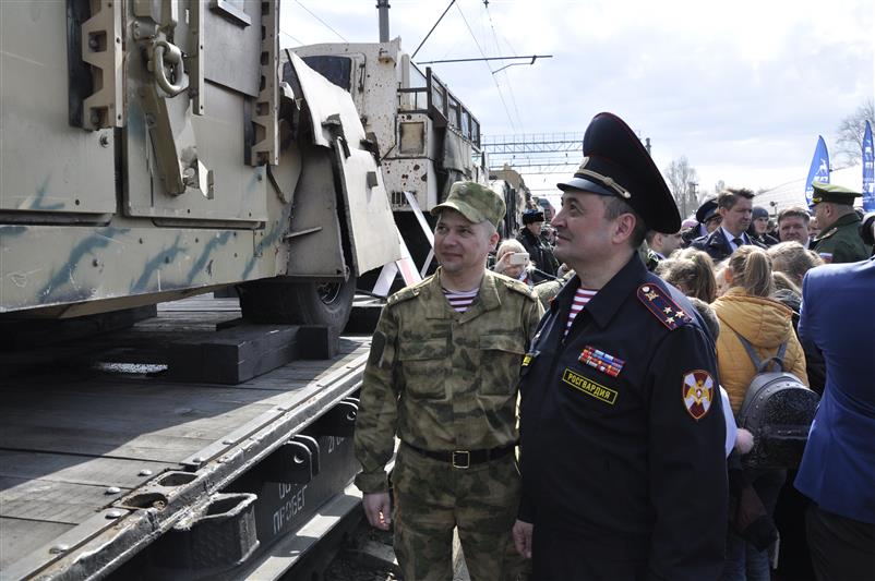 Сотрудники и военнослужащие Росгвардии посетили передвижную выставку «Сирийский перелом» в Ижевске