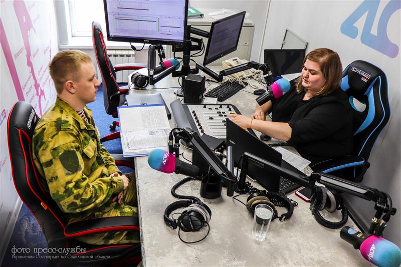В эфире открытой студии сахалинского радио жителям региона рассказали о правилах поступления в военные институты Росгвардии