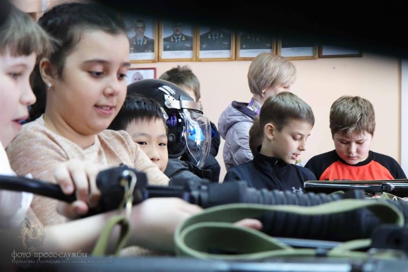 Сахалинские школьники познакомились со спецназом Росгвардии