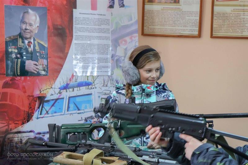 Сахалинские школьники познакомились со спецназом Росгвардии