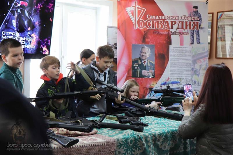Сахалинские школьники познакомились со спецназом Росгвардии