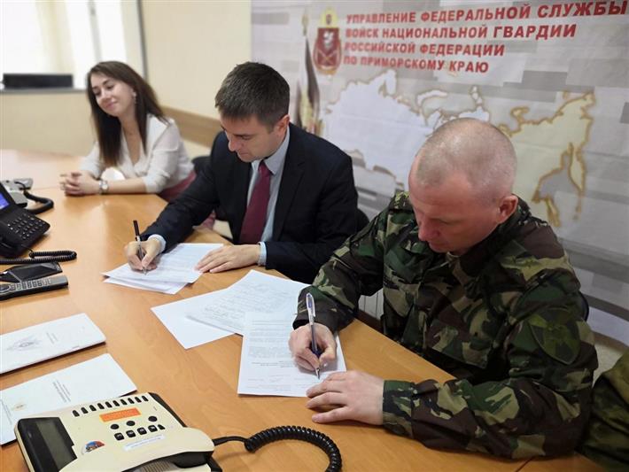 Руководители Департамента внутренней политики Приморского края и регионального управления Росгвардии подписали соглашение о взаимодействии