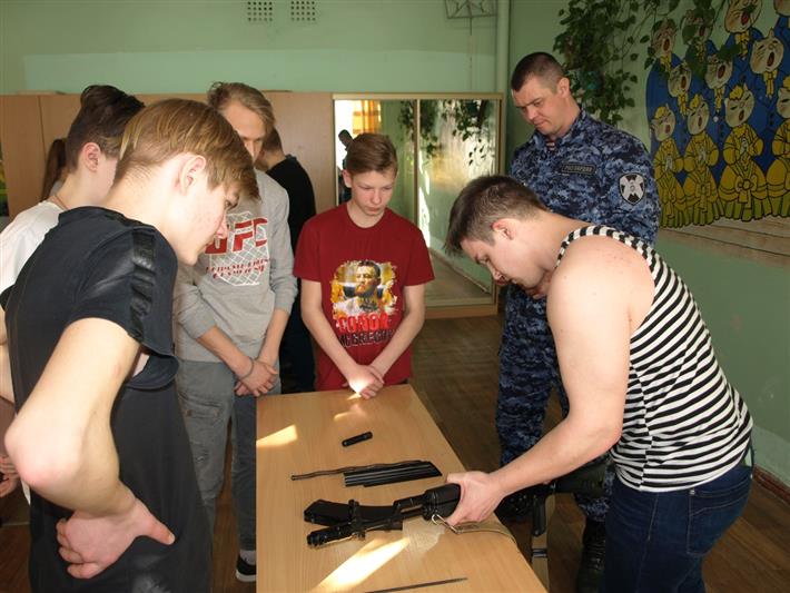 В Кирове в рамках Дня призывника росгвардейцы провели для своих подшефных урок по начальной военной подготовке