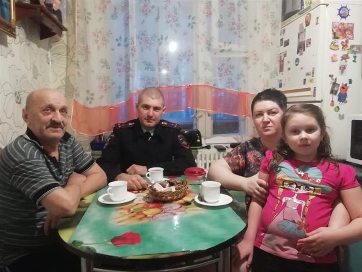 Сотрудники тверского областного управления вневедомственной охраны навестили семьи товарищей, погибших при исполнении служебного долга