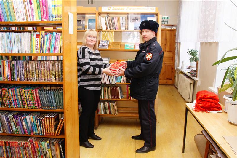 Несколько сотен книг подарили представители Росгвардии библиотекам Рязанской области