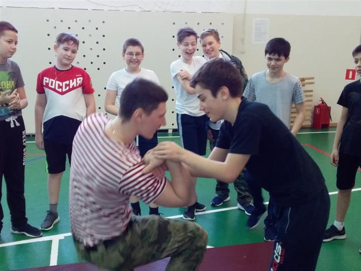 На Ямале офицер Росгвардии провел уроки физкультуры для подшефных кадет