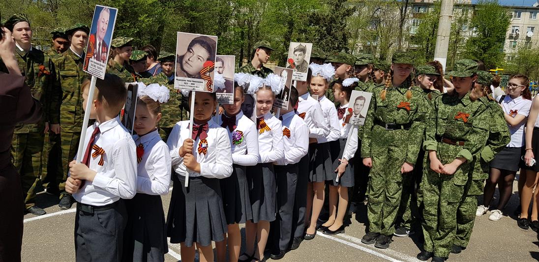 Сотрудники и ветераны Росгвардии приняли участие в торжественной школьной линейке ко Дню Победы в Астрахани