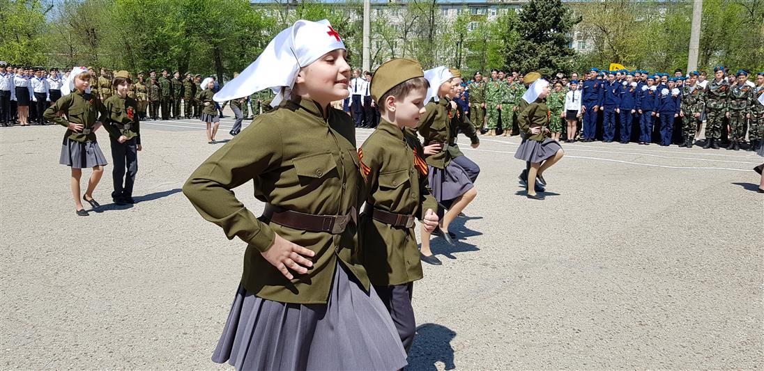 Сотрудники и ветераны Росгвардии приняли участие в торжественной школьной линейке ко Дню Победы в Астрахани