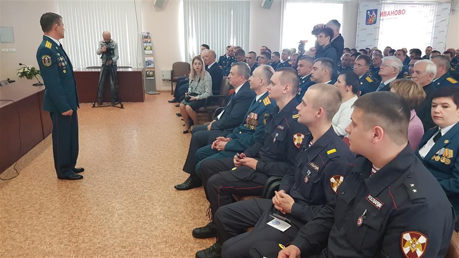 Ивановские росгвардейцы награждены нагрудным знаком МЧС России