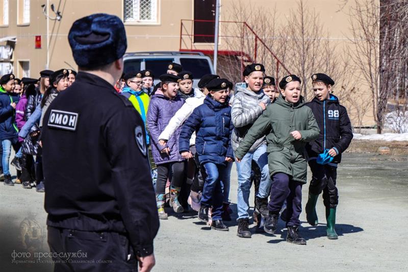 Сахалинские школьники познакомились со спецназом Росгвардии